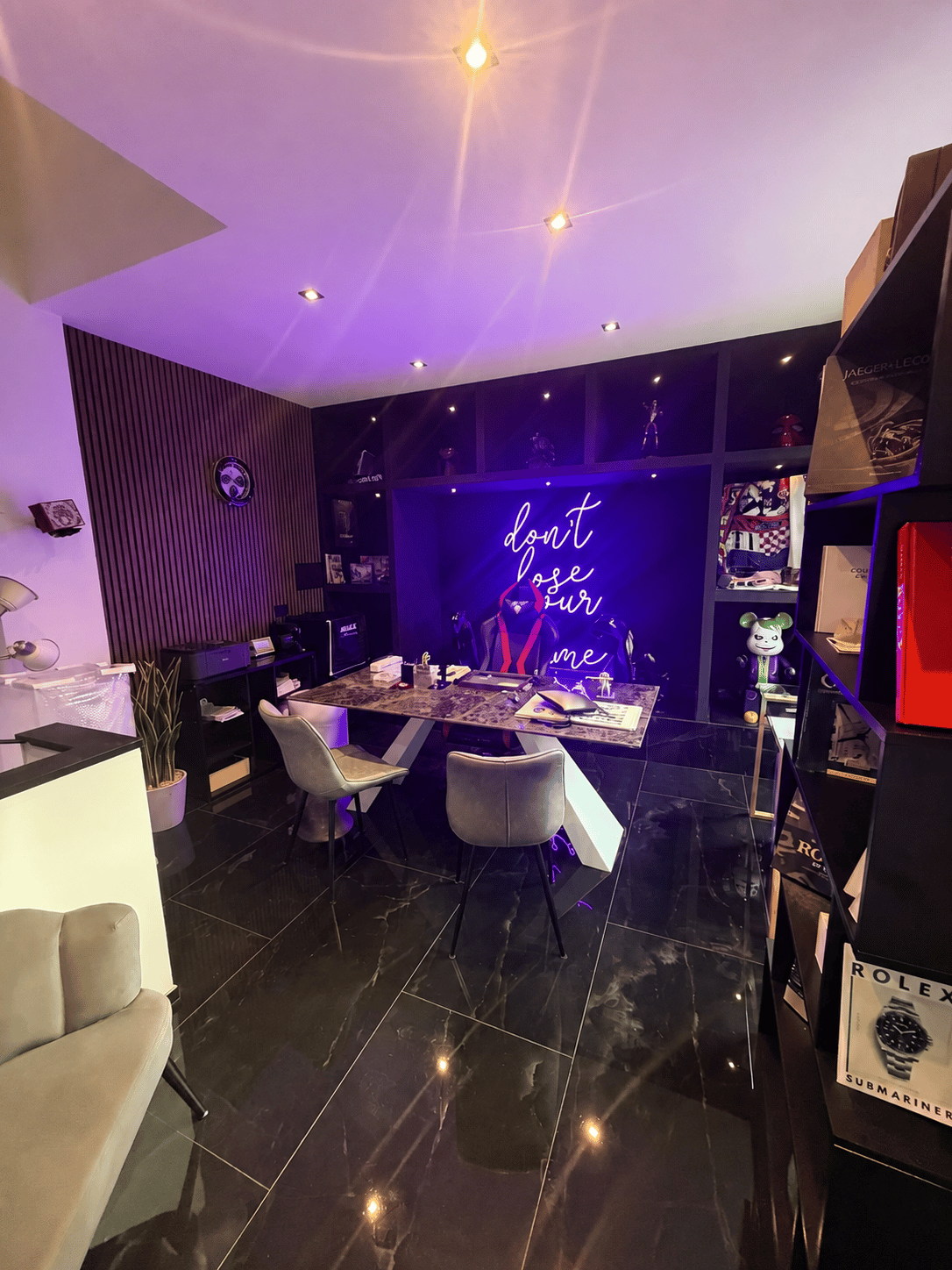 Studio LC Watches a Roma con tavolo di consulenza e insegna luminosa
